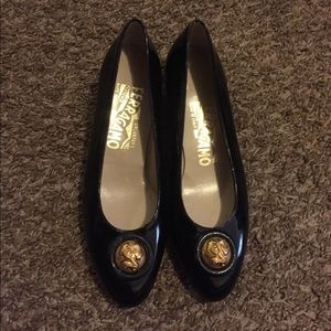 Children 👧🏽🧒🏾Or Adults🧑🏾👩🏾 A Size 4 Shoe👠